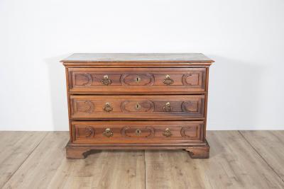 Emilian Bolognese Walnut Chest of Drawers with Rusticated Drawers Mid 17th Cent