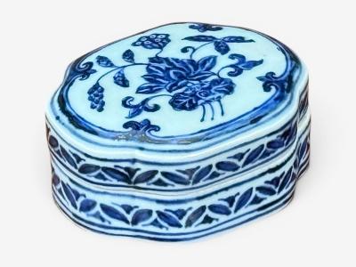 Emperor Xuande Marked Diminutive Lidded Box Blue and White Porcelain