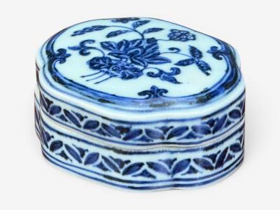 Emperor Xuande Marked Diminutive Lidded Box Blue and White Porcelain