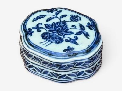 Emperor Xuande Marked Diminutive Lidded Box Blue and White Porcelain