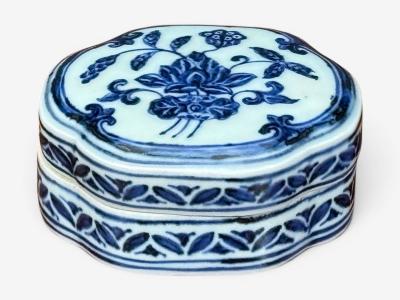Emperor Xuande Marked Diminutive Lidded Box Blue and White Porcelain