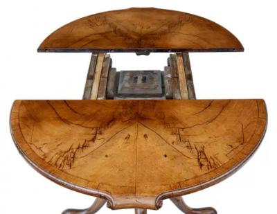 English 1920s Walnut Occasional Extension Table with Butterfly Veneer and Leaf