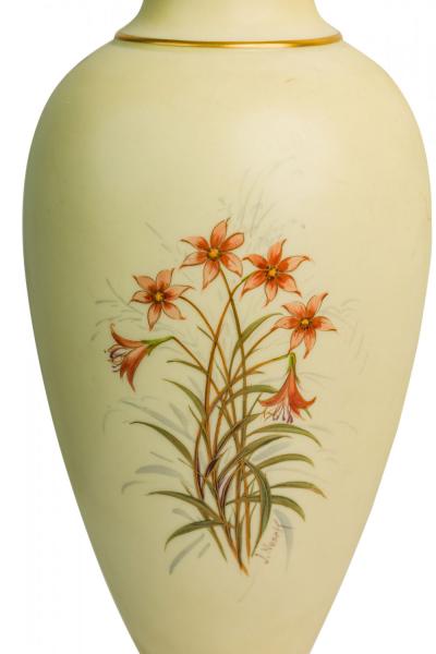 English Mid Century Beige Ceramic and Brass Floral Design Table Lamp