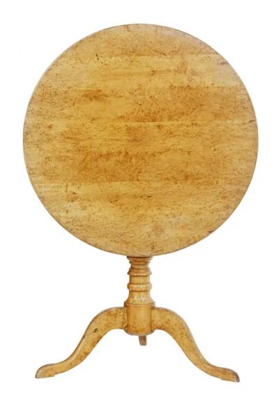 English Victorian 1870s Burr Birch Round Tilt Top Occasional Pedestal Table