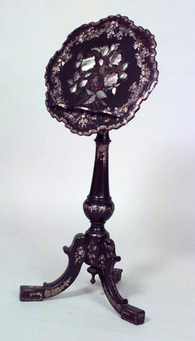 English Victorian Papier mach pearl inlaid black lacquered round adjustable mus