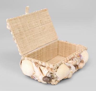 English Victorian style 1940s small rectangular box inlaid with sea shells