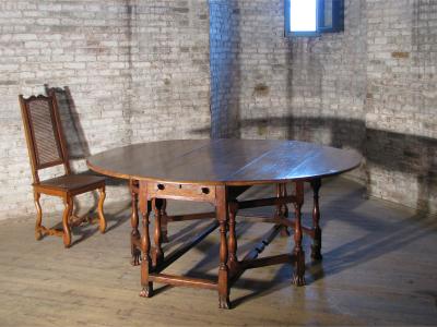 English William Mary early 18th Century Walnut Double Gateleg Table