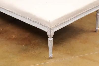 European Neoclassical 1830s Painted Daybed with Carved Rosettes and Fluted Legs
