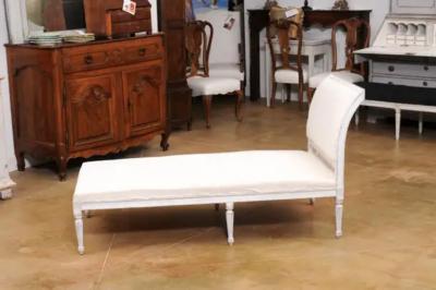European Neoclassical 1830s Painted Daybed with Carved Rosettes and Fluted Legs