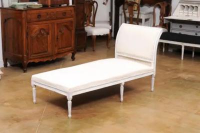 European Neoclassical 1830s Painted Daybed with Carved Rosettes and Fluted Legs