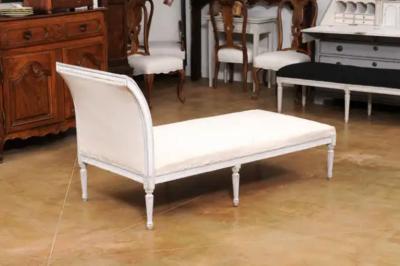 European Neoclassical 1830s Painted Daybed with Carved Rosettes and Fluted Legs
