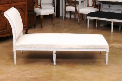 European Neoclassical 1830s Painted Daybed with Carved Rosettes and Fluted Legs