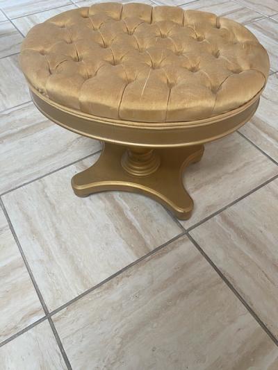 FANCY PAIR OF HOLLYWOOD REGENCY BUTTON TUFTED STOOLS