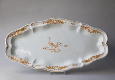 FRENCH 18TH CENTURY LARGE OVAL EARTHENWARE SERVING DISH WITH A SHAPED EDGE