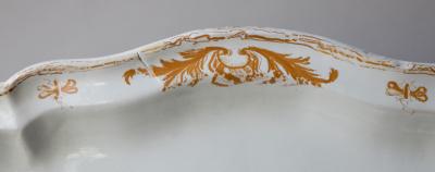 FRENCH 18TH CENTURY LARGE OVAL EARTHENWARE SERVING DISH WITH A SHAPED EDGE