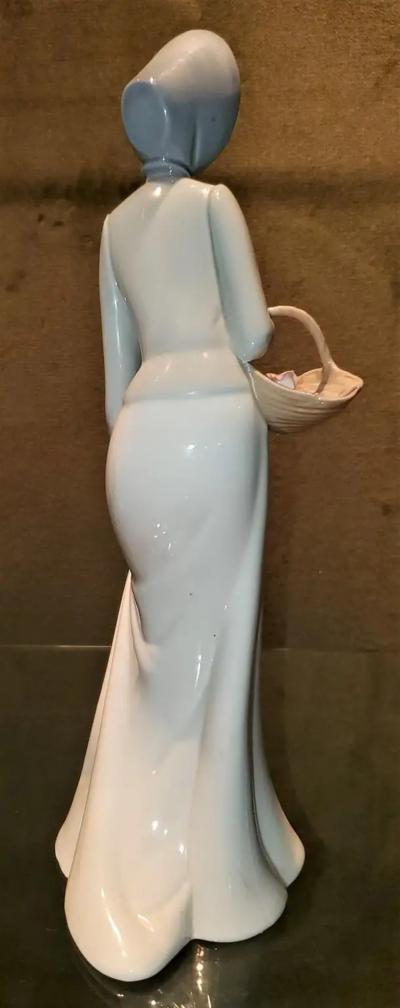 Figurine by Porcelanas Miguel Requena of to the Market
