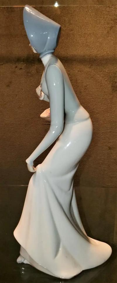 Figurine by Porcelanas Miguel Requena of to the Market