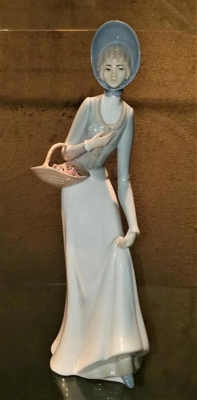 Figurine by Porcelanas Miguel Requena of to the Market