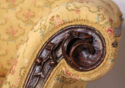 Fine Nord Italian 18th Century Walnut Settee