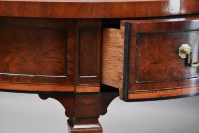 Fine quality 18thc Sheraton mahogany bow front side server