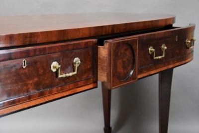 Fine quality 18thc Sheraton mahogany bow front side server