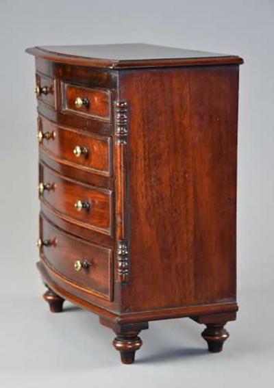 Fine quality mid 19thc mahogany miniature bow front chest of drawers
