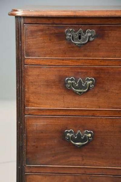 Fine quality small George III mahogany chest of drawers
