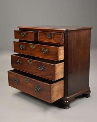 Fine quality small George III mahogany chest of drawers
