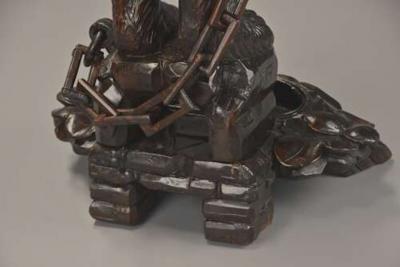 Finely carved late 19th century Black Forest hall stand of a bear
