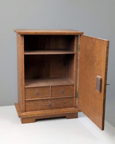 Finnish Art Nouveau Wall Cabinet in Quartersawn Oak Brass Early 20th Century