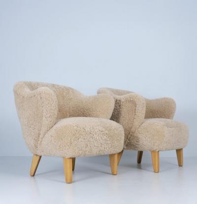 Flemming Lassen Pair of Flemming Lassen Ingeborg Chairs in Honey Sheepskin Asko 1950s