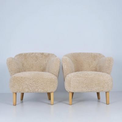 Flemming Lassen Pair of Flemming Lassen Ingeborg Chairs in Honey Sheepskin Asko 1950s