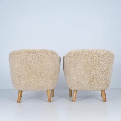 Flemming Lassen Pair of Flemming Lassen Ingeborg Chairs in Honey Sheepskin Asko 1950s
