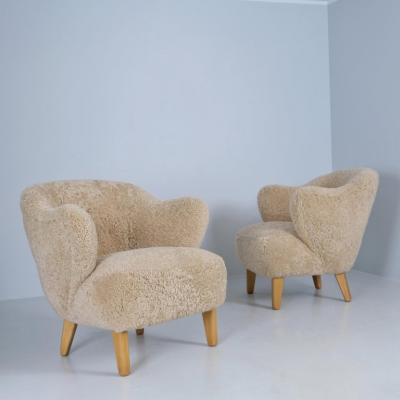 Flemming Lassen Pair of Flemming Lassen Ingeborg Chairs in Honey Sheepskin Asko 1950s