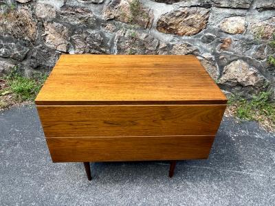 Florence Knoll PAIR OF MID CENTURY NIGHT STANDS IN THE MANNER OF FLORENCE KNOLL