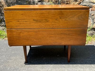 Florence Knoll PAIR OF MID CENTURY NIGHT STANDS IN THE MANNER OF FLORENCE KNOLL