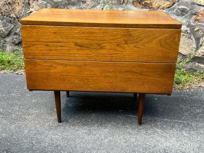Florence Knoll PAIR OF MID CENTURY NIGHT STANDS IN THE MANNER OF FLORENCE KNOLL