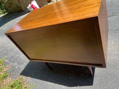 Florence Knoll PAIR OF MID CENTURY NIGHT STANDS IN THE MANNER OF FLORENCE KNOLL