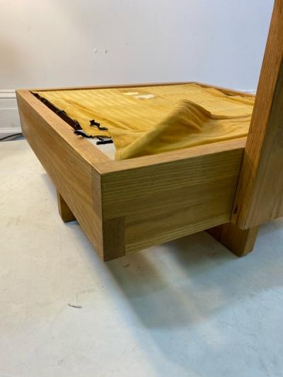 Frank Lloyd Wright MODERN ARCHITECTURAL PAIR OF CHAIRS IN THE MANNER OF FRANK LLOYD WRIGHT