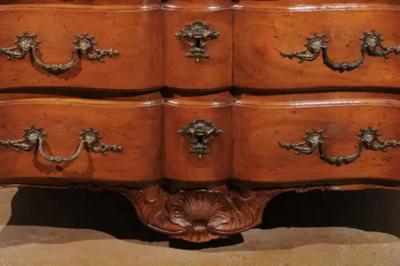 French 1720s Regence Walnut Commode in the Manner of the Thomas and Pierre Hache
