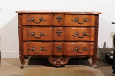 French 1720s Regence Walnut Commode in the Manner of the Thomas and Pierre Hache