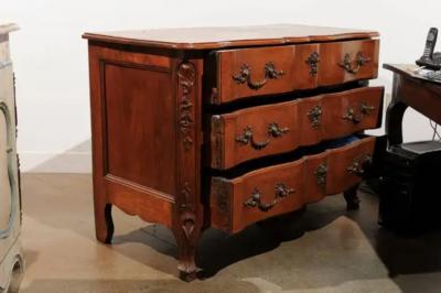 French 1720s Regence Walnut Commode in the Manner of the Thomas and Pierre Hache