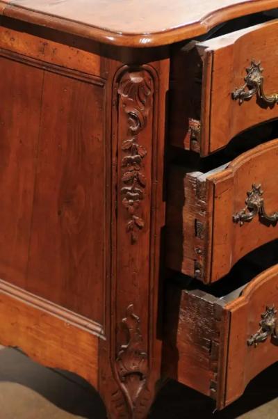 French 1720s Regence Walnut Commode in the Manner of the Thomas and Pierre Hache