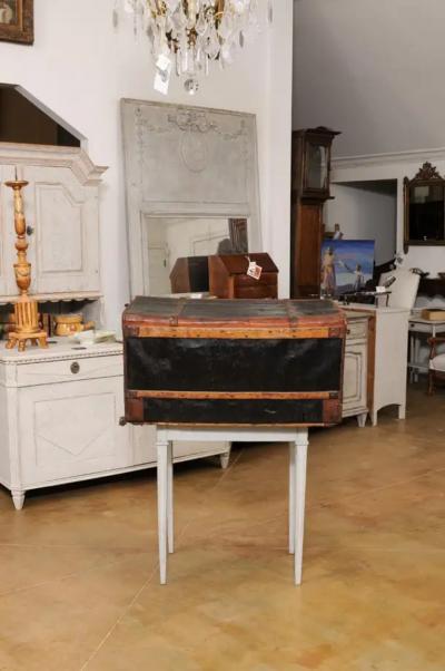 French 1890s Brown and Black Travel Trunk with Leather Straps and Aged Patina