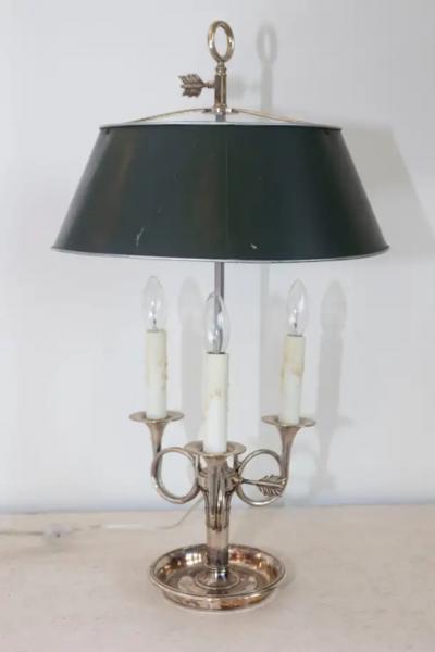 French 1900s Silvered Bronze Bouillotte Table Lamp with Horns and Green Shade