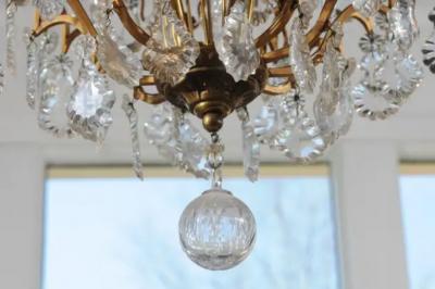 French Late 19th Century Crystal 12 Light Chandelier with Brass Armature