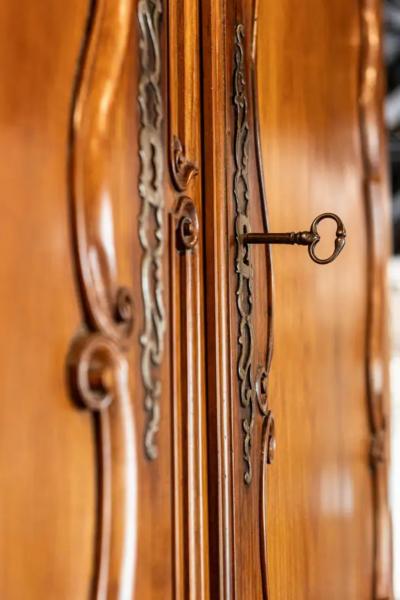 French Louis XV Period 1750s Cherry Buffet Deux Corps with C Scroll Motifs