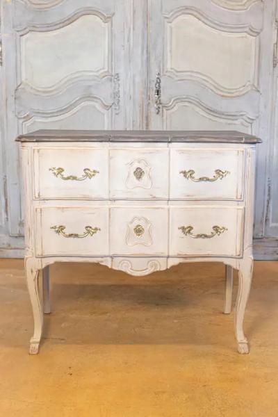 French Louis XV Style 1910s Grey Painted Commode with Bronze Rococo Hardware