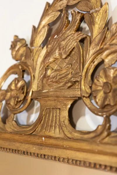 French Louis XVI Period 1790s Giltwood Wall Mirror with Carved Kissing Doves