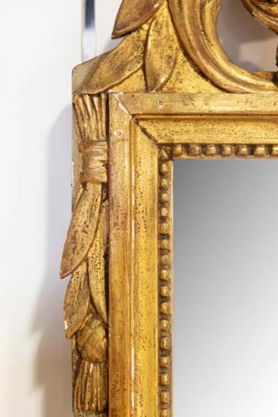 French Louis XVI Period 1790s Giltwood Wall Mirror with Carved Kissing Doves